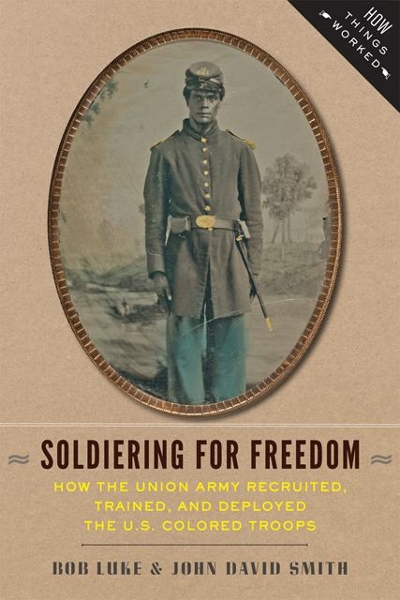 Soldiering for Freedom 9781421413600 by Luke, Bob